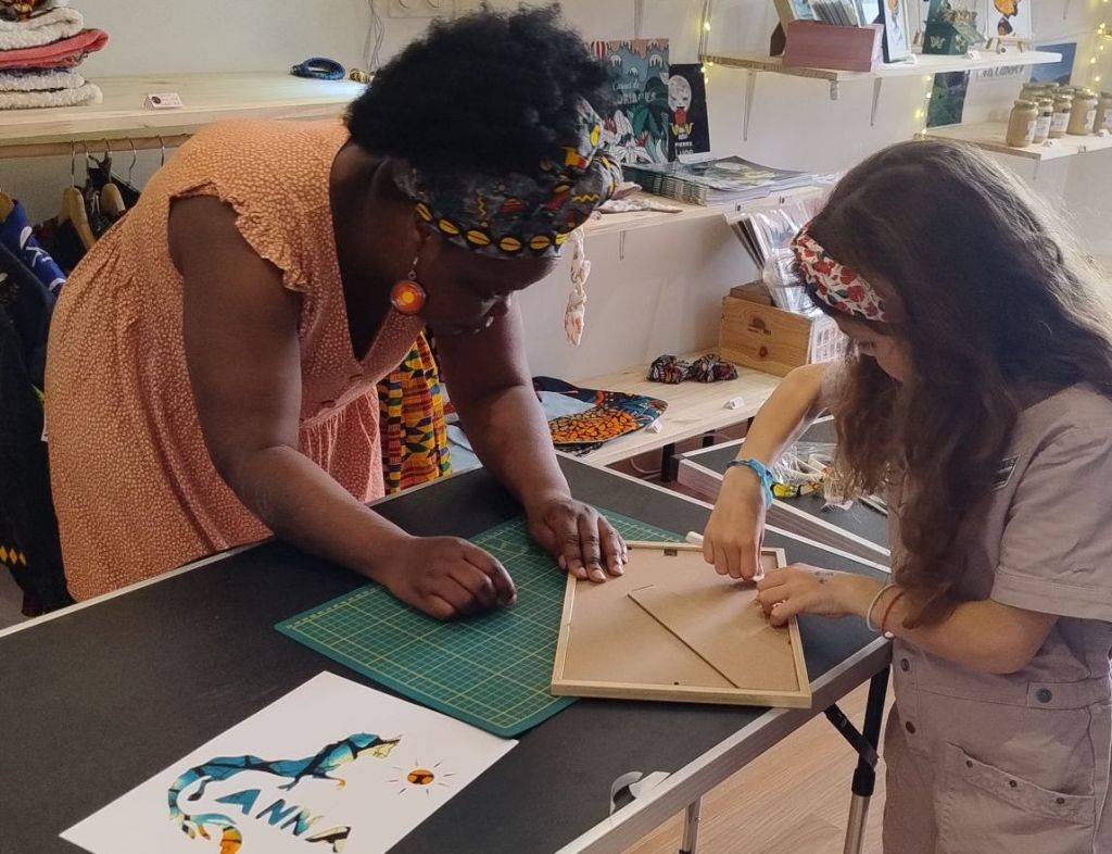 Activité créative parent-enfant à Pau : fabriquer un cadre en wax personnalisé avec Tenkofaso créations&nbsp;!